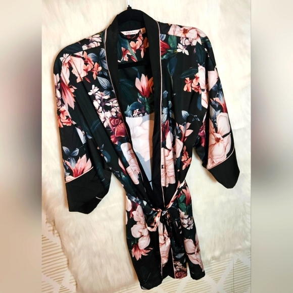 La Vie En Rose Classic Satin Floral Kimono/Robe - Picture 2 of 8